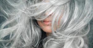 5 façons d'éliminer les cheveux blancs sans retouches régulières des racines