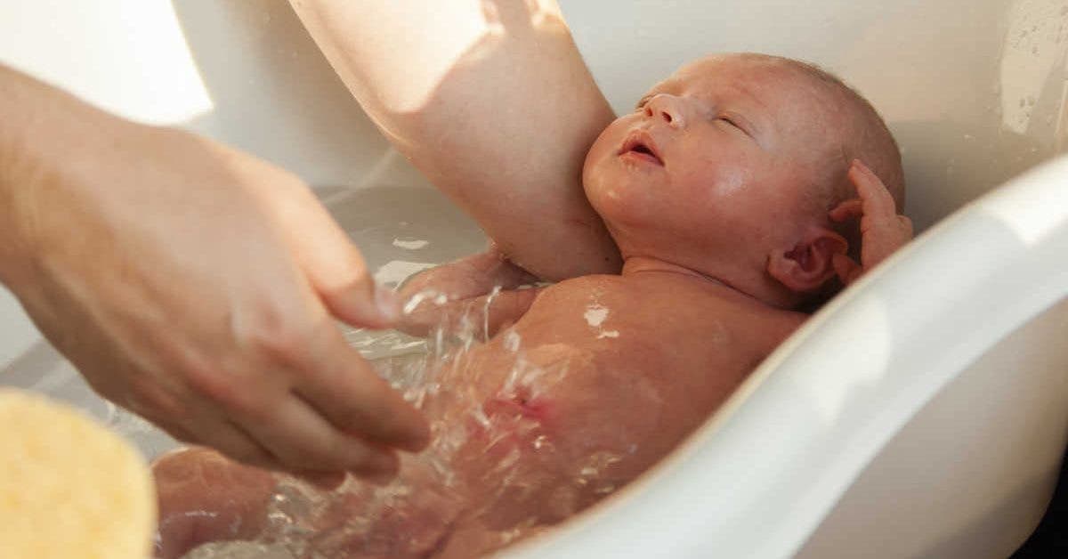 enceinte-de-son-propre-frere-elle-donne-naissance-a-son-bebe-dans-la-baignoire
