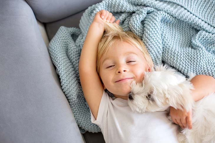 enfant dort avec chien - Votre enfant vous réclame un chien ? Avant de dire oui, voici ce que vous devez absolument savoir