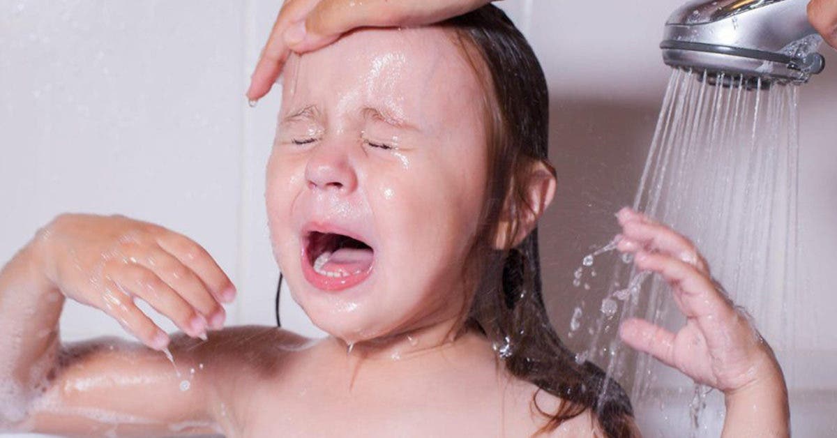 Comment faire pour qu'un enfant arrête de crier lorsque vous lui lavez les cheveux ?