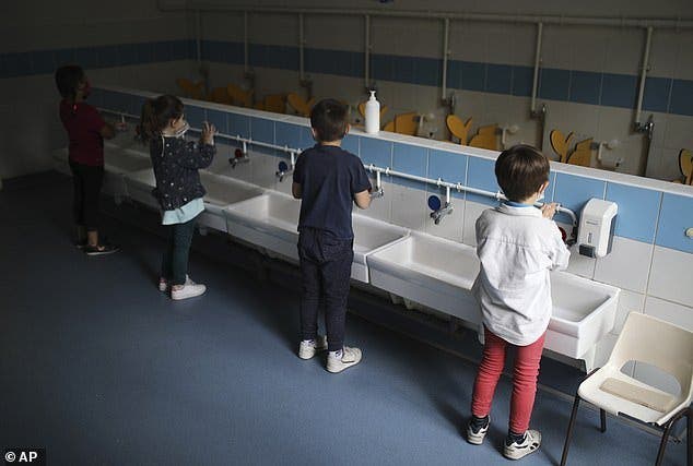 enfants nettoyage mains
