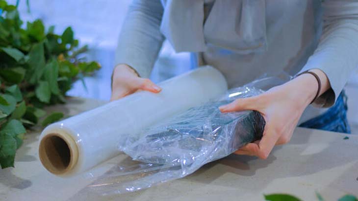 Embrulhe os alimentos em filme plástico