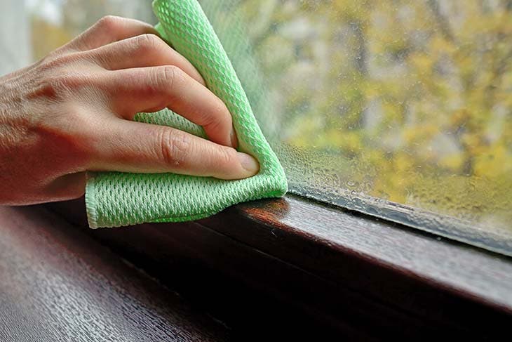 pulire il telaio della finestra