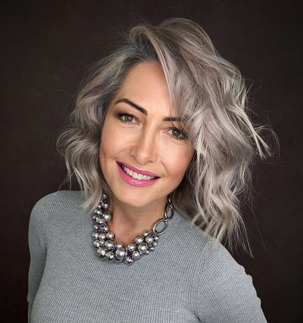 femme cheveux gris