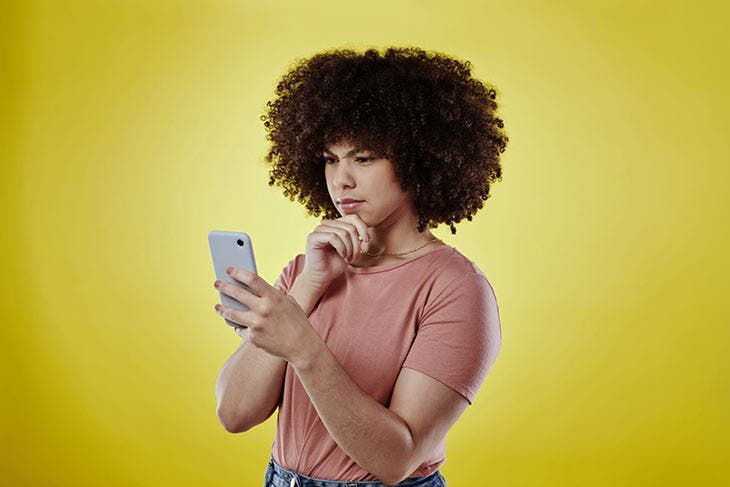 Confused woman in front of her smartphone screen