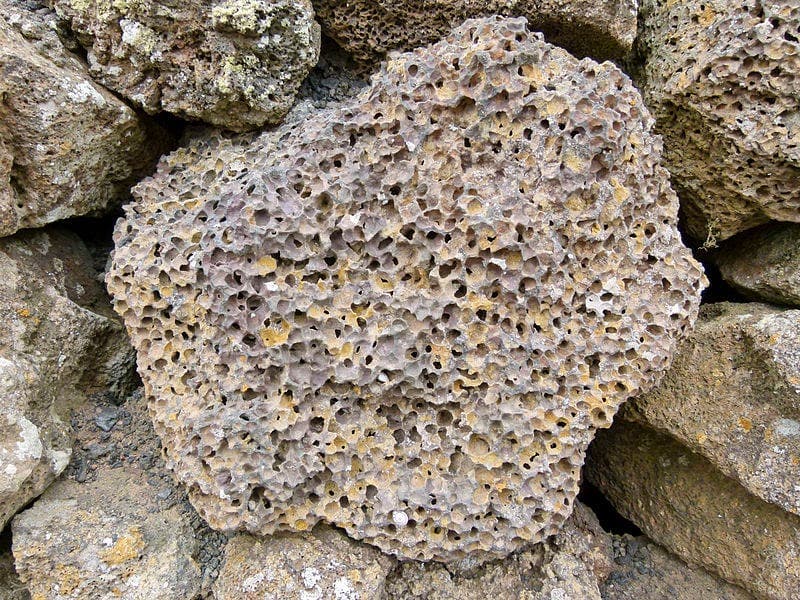Parfois, les trous peuvent se trouver dans des objets utiles tels que la pierre ponce.