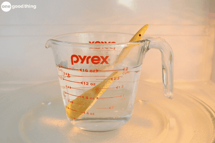 Vous n’avez besoin que d’un seul citron pour nettoyer parfaitement votre four micro-ondes