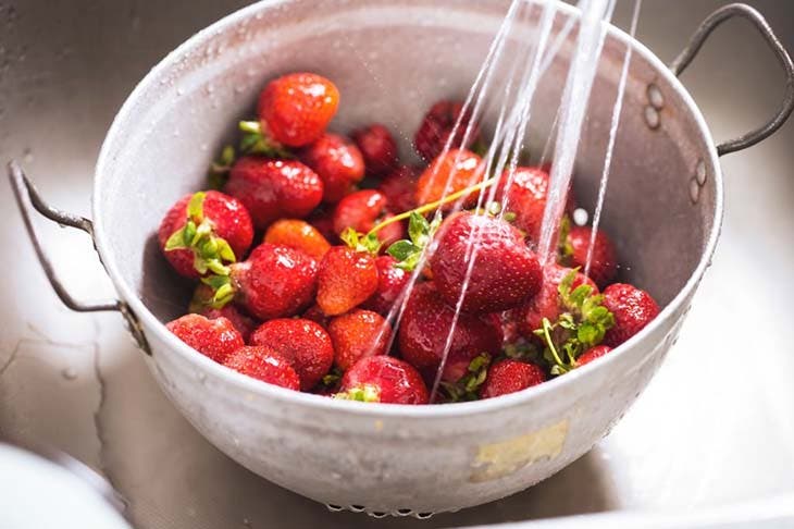 Lavar las fresas con agua