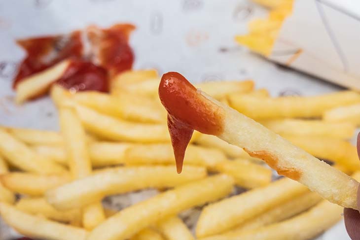 papas fritas con ketchup