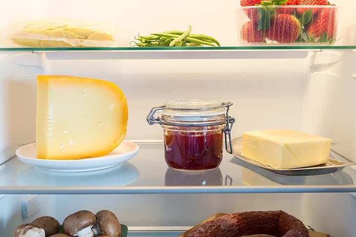 Queso almacenado en el refrigerador