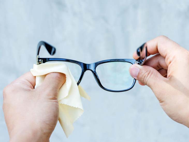 strofinare gli occhiali