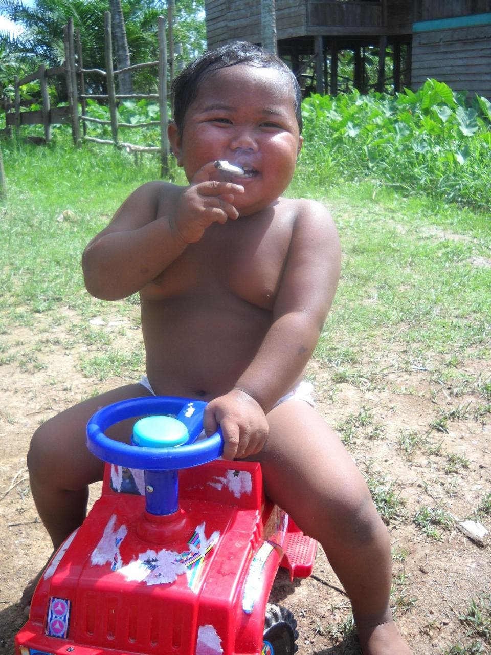 Ce petit indonésien fumait 40 cigarettes par jour dès l’âge de 2 ans.
