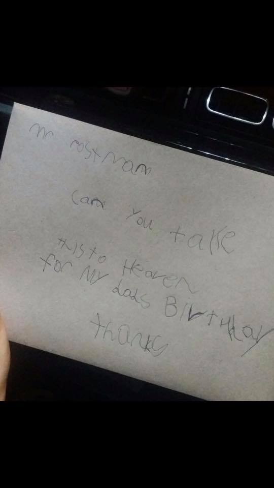Un petit garçon envoie une lettre à son papa au paradis