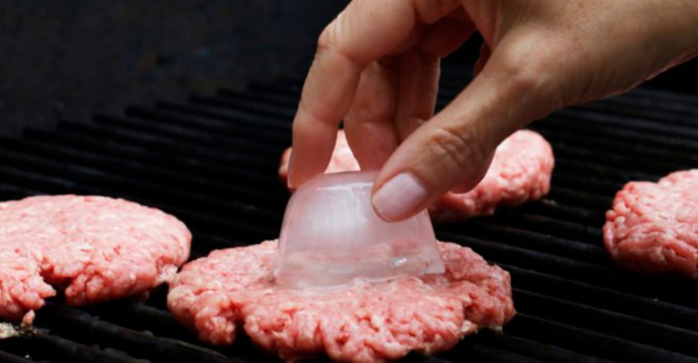 hamburger di carne con cubetti di ghiaccio