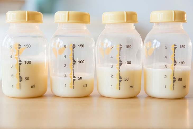 Des biberons de lait maternel