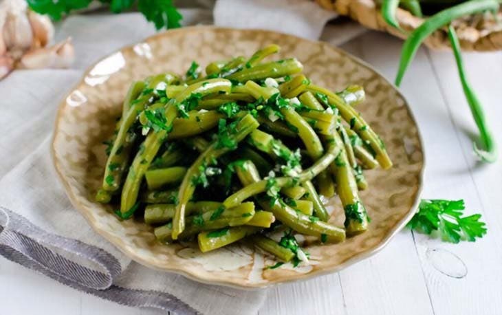 Dish with green beans