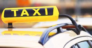 Histoire de générosité à Praia Grande : un chauffeur de taxi rend l’argent oublié à un couple âgé