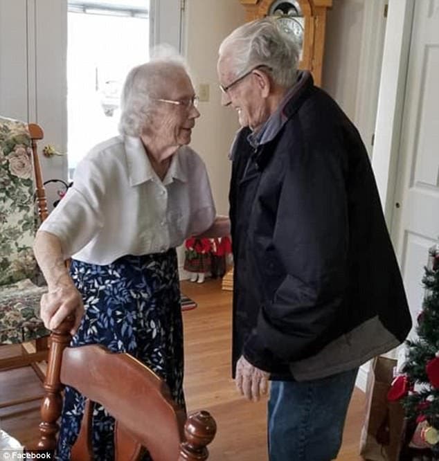 un couple de personnes âgées est forcé à se séparer par une maison de retraite