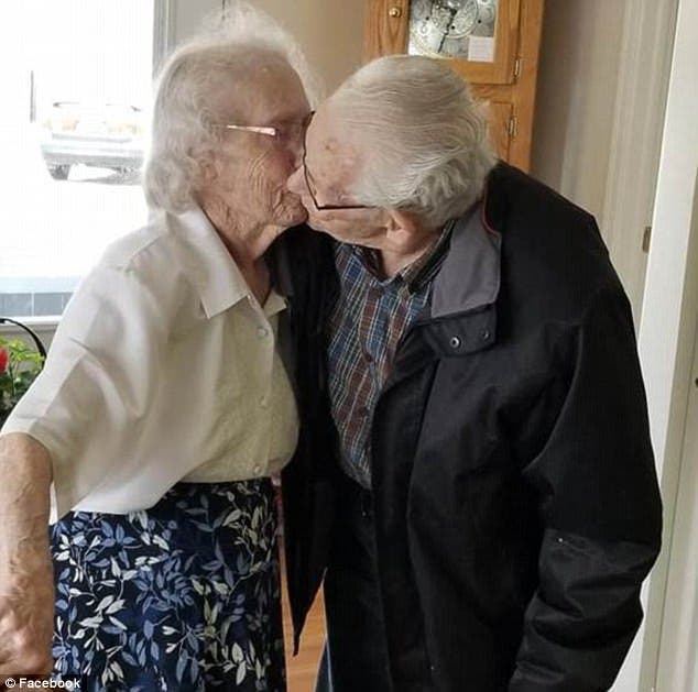 un couple de personnes âgées est forcé à se séparer par une maison de retraite