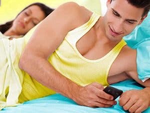 Est-il normal qu’un homme ne laisse pas sa femme toucher son téléphone ?