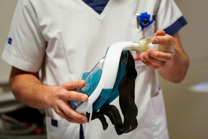 Un hôpital transforme des masques de plongée Décathlon en respirateur