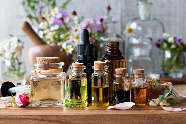 Huile essentielle pour se parfumer les cheveux - source : spm Huile essentielle pour se parfumer les cheveux - source : spm