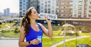 Hydratation de la peau : pourquoi boire de l’eau ne suffit pas ?
