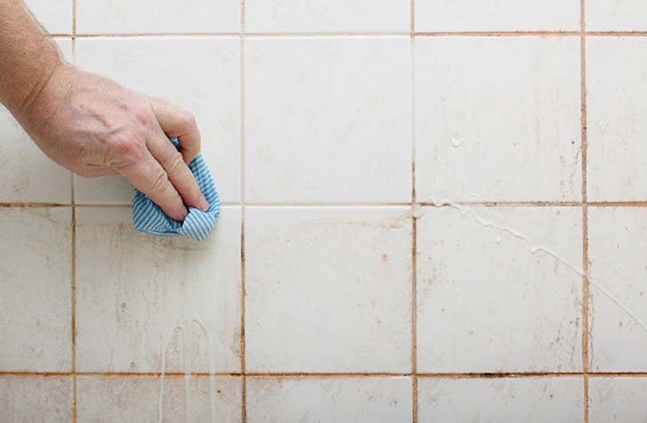 Comment nettoyer les joints en silicone de la salle de bain ?