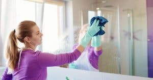 3 astuces de nettoyage surprenantes pour laisser vos miroirs sans traces