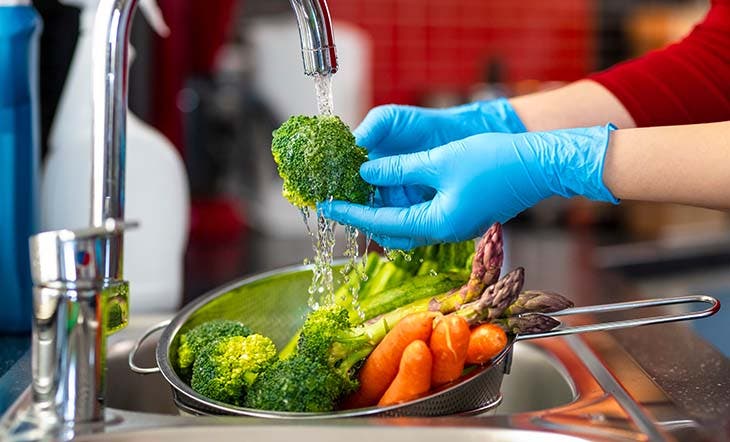 lavar las verduras