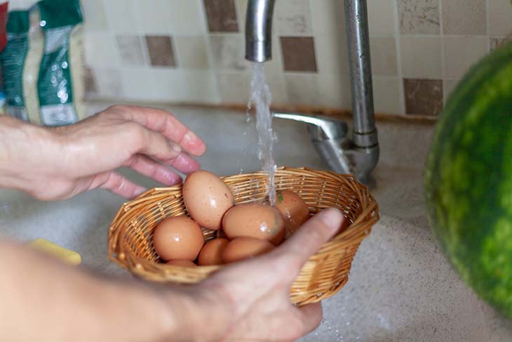 lavar los huevos