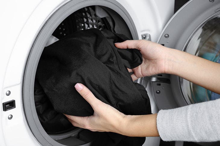 laver un vêtement noir