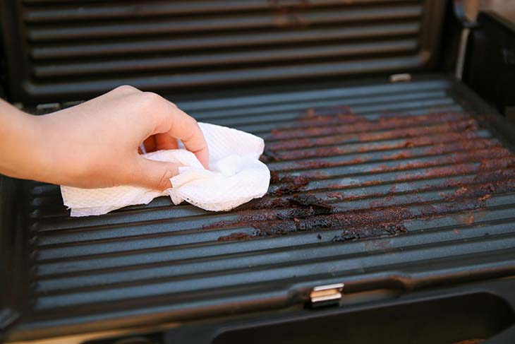 cleaning the electric grill