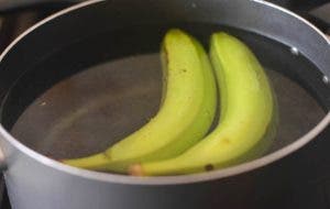 les bananes bouillies à la cannelle.