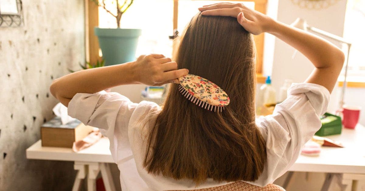 Les erreurs de coiffage qui “aplatissent” vos cheveux (et comment y remédier)