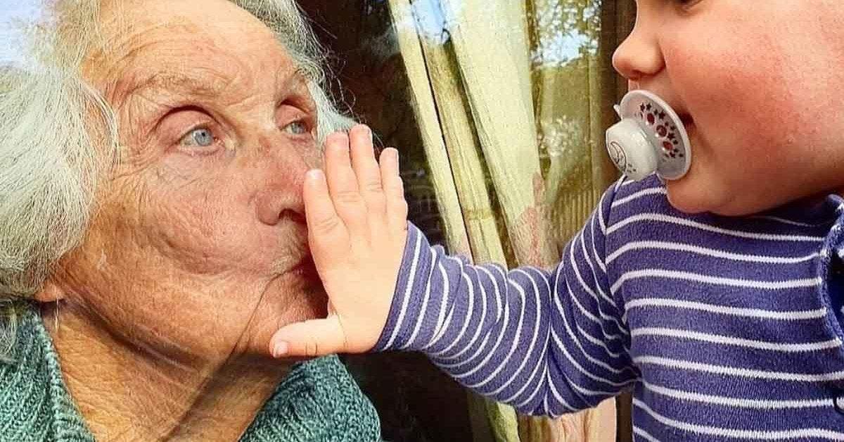 Les grands-parents aiment leurs petits enfants plus que leurs propres enfants d’après une étude