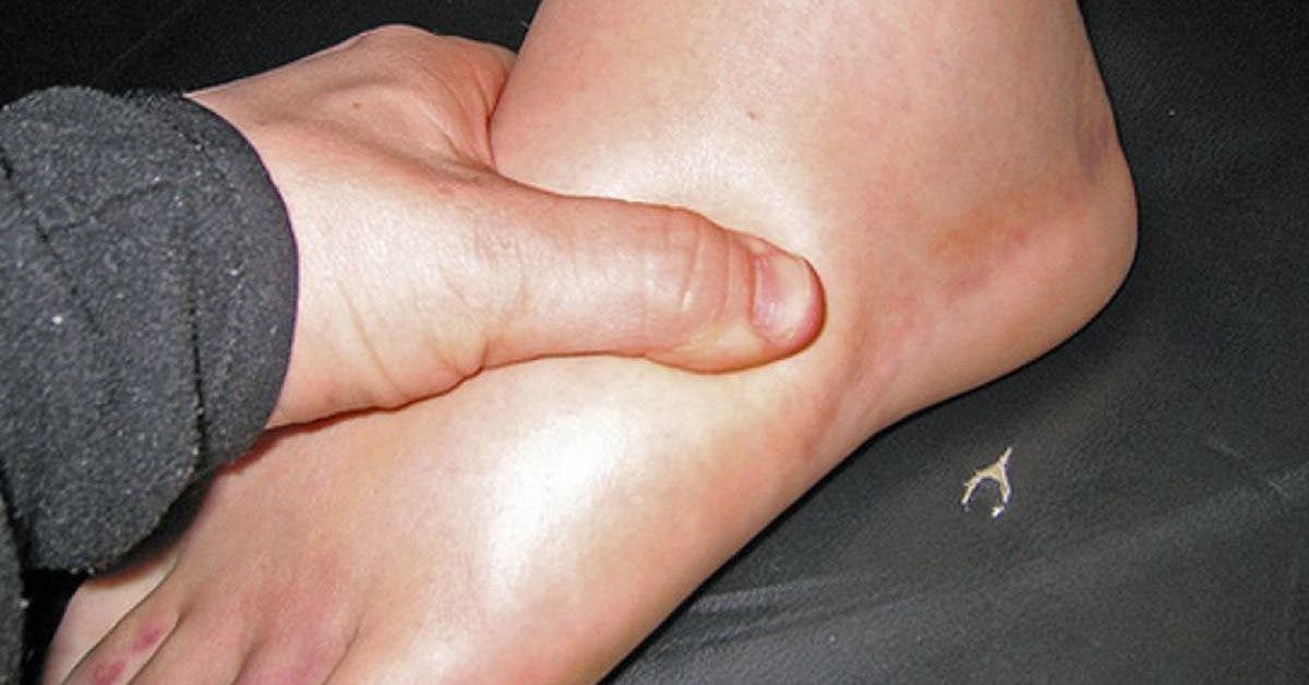 les-medecins-expliquent-les-5-causes-des-jambes-gonflees-et-comment-se-soigner-naturellement