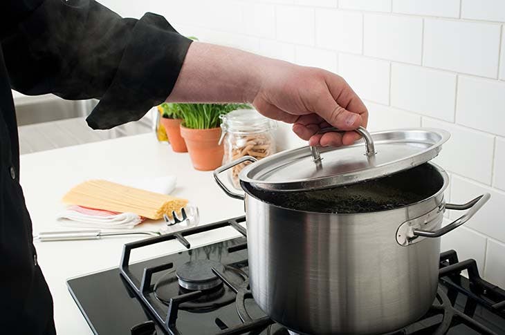 lever couvercle - Pourquoi doit-il y avoir une pince à linge sur le côté de la casserole ?