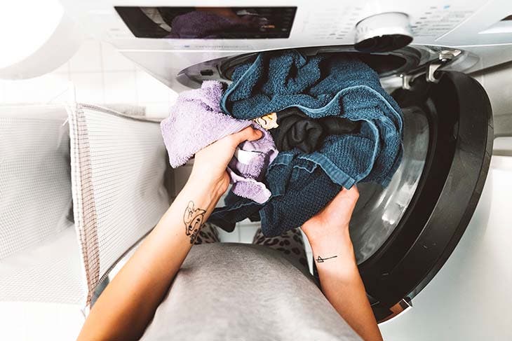 Vu sur Instagram, cet adorable set capture les poils, les cheveux ou les  mouchoirs oubliés dans la machine à laver