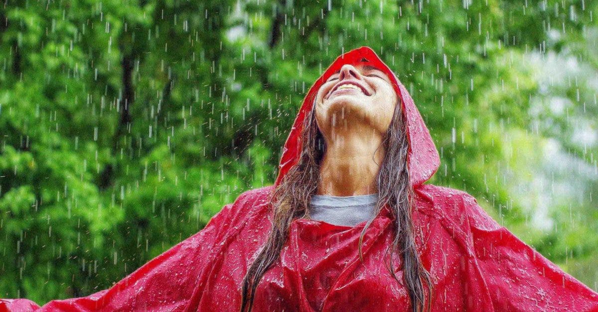 Marcher sous la pluie est un médicament naturel : 5 bienfaits pour la santé