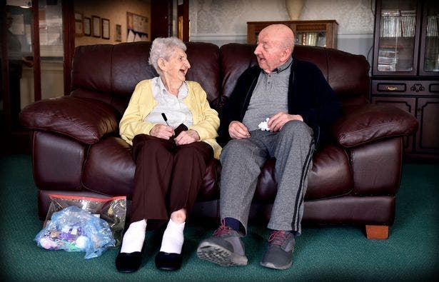 Une mÃ¨re Ã¢gÃ©e de 98 ans sâinstalle en maison de retraite pour prendre soin de son fils Ã¢gÃ© de 80 ans