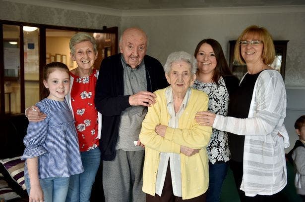 Une mère âgée de 98 ans s’installe en maison de retraite pour prendre soin de son fils âgé de 80 ans