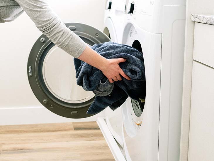 çamaşırları çamaşır makinesine koy