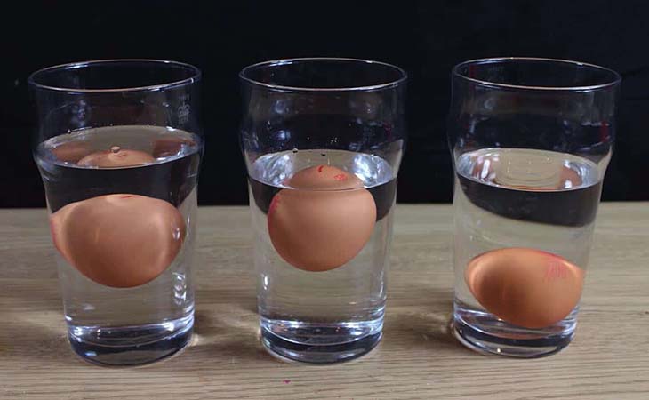 poner huevos en agua