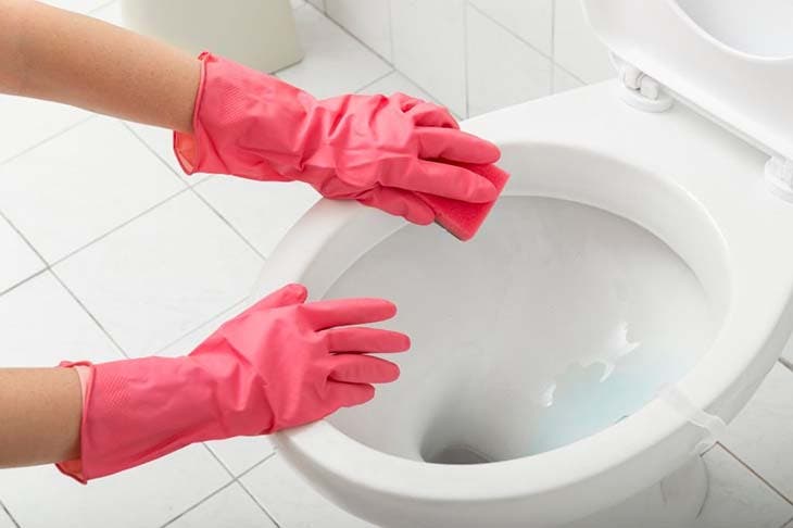 Limpiar los baños después de la limpieza.