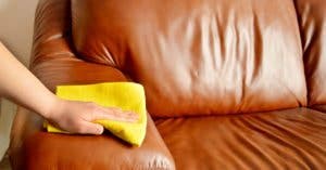 Voici comment nettoyer efficacement votre canapé en cuir