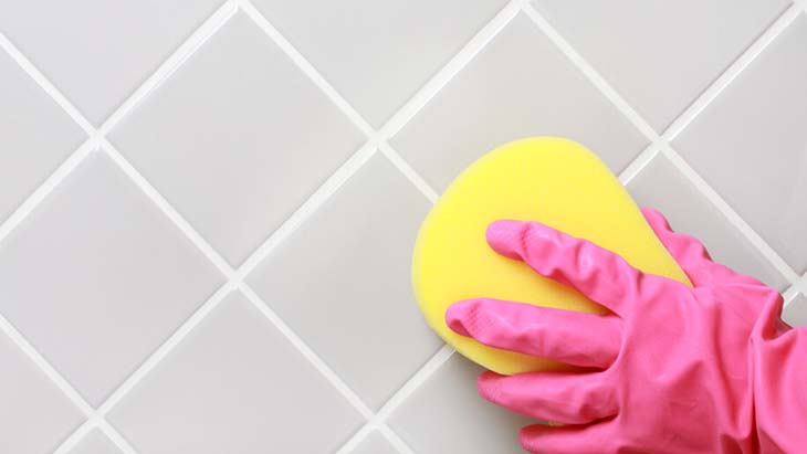pulizia delle piastrelle del bagno