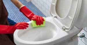 Voici comment enlever les taches sur votre cuvette de toilette avec des produits ménagers