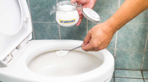Comment nettoyer le fond de la cuvette WC avec du bicarbonate ?