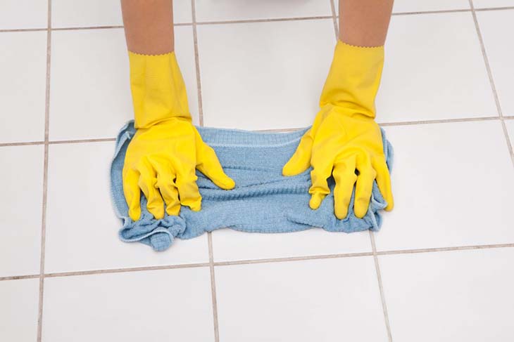 pulizia delle piastrelle del pavimento